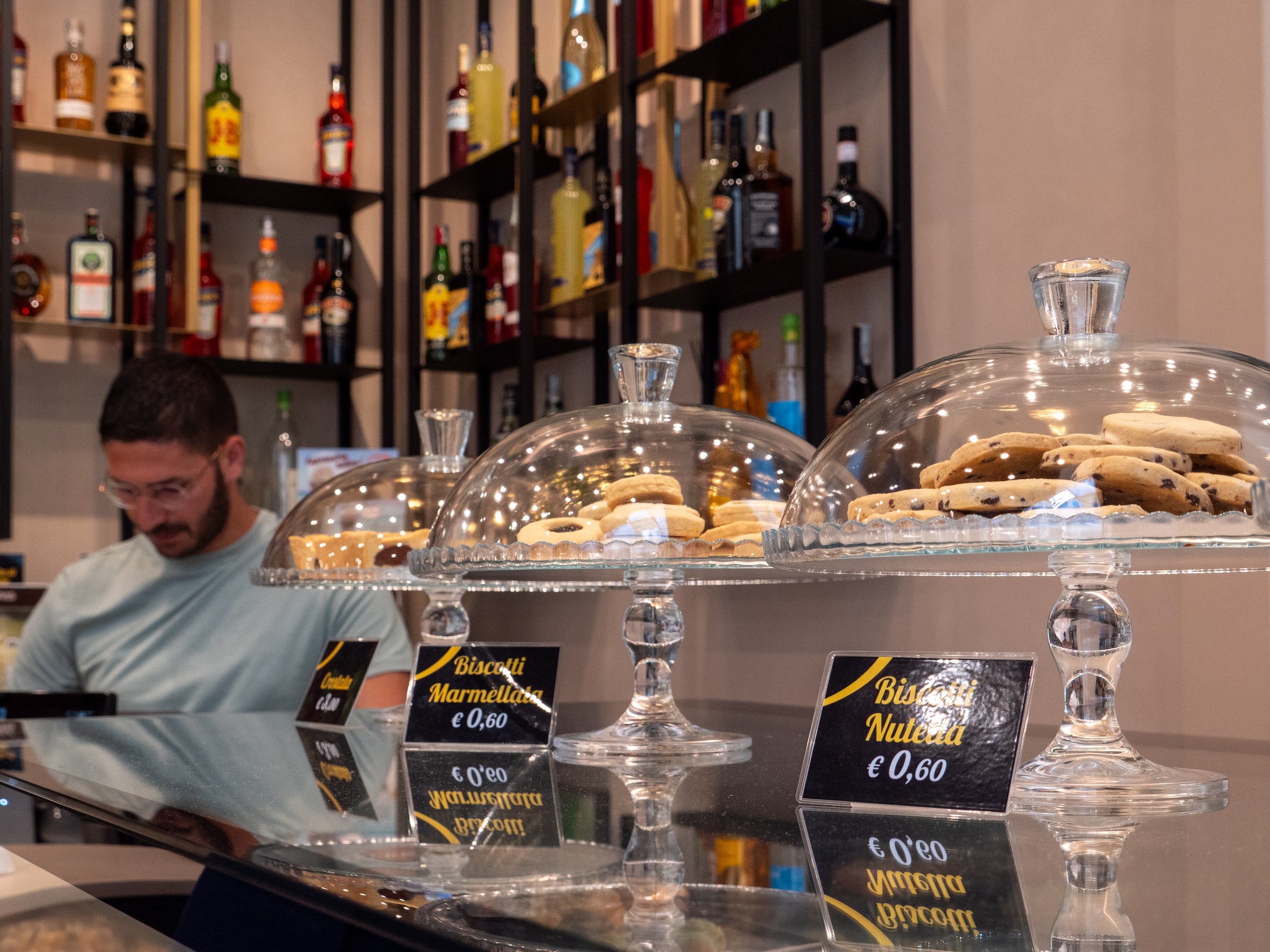 Box di pasticceria sul banco della Galleria