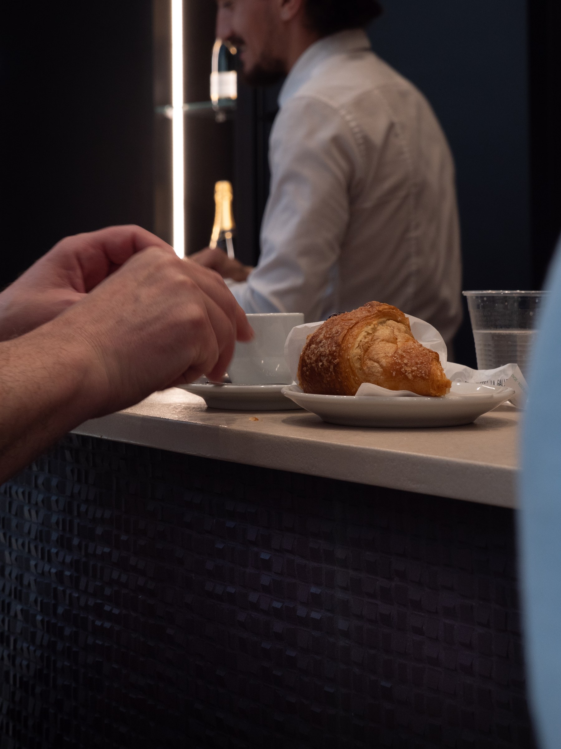 Una pausa al banco con caffè e pasticceria